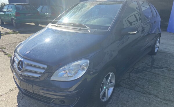 Mercedes Benz B180 na náhradní díly.